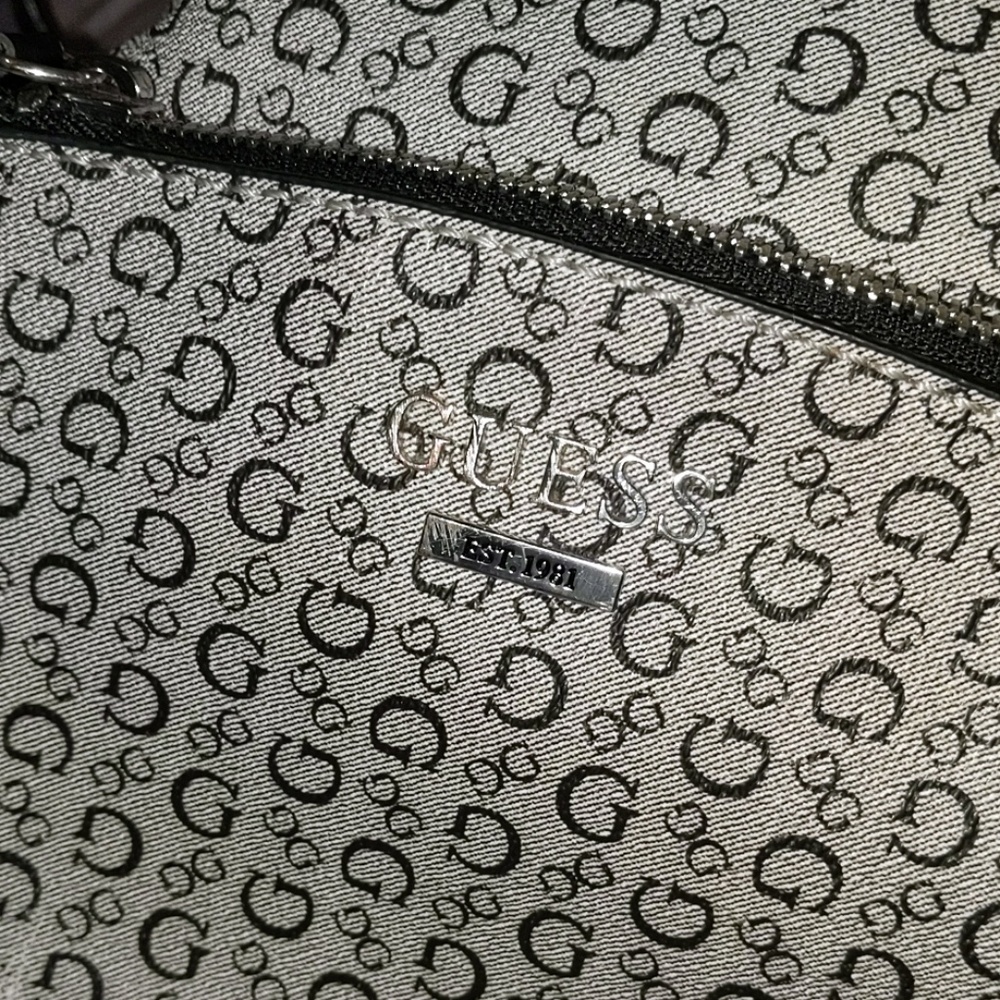 Guess - Picture 2 of 4